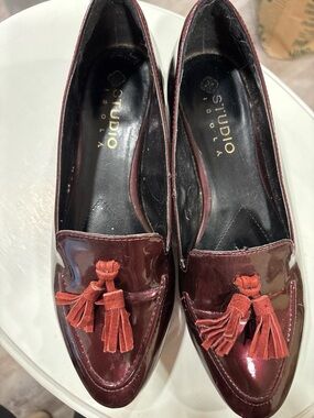 Studio I Women's Shiny Burgundy Tassel Loafers